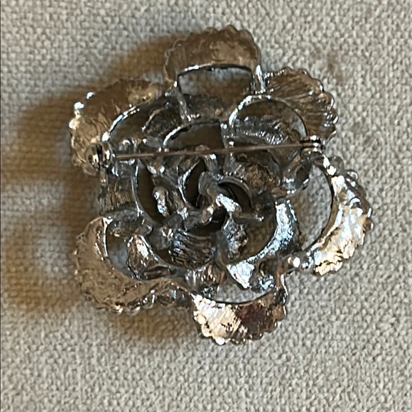Elegant Black and Silver Floral Brooch - Picture 3 of 4